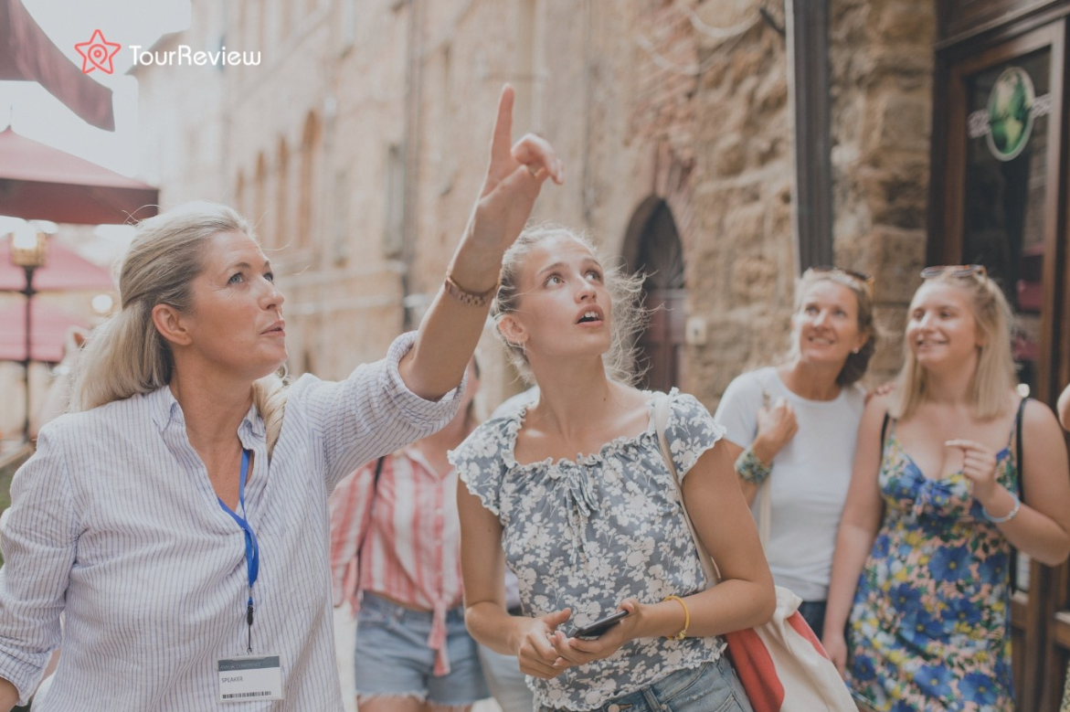 Elevating tour guide excellence: How to train the best tour guides based on online reviews?