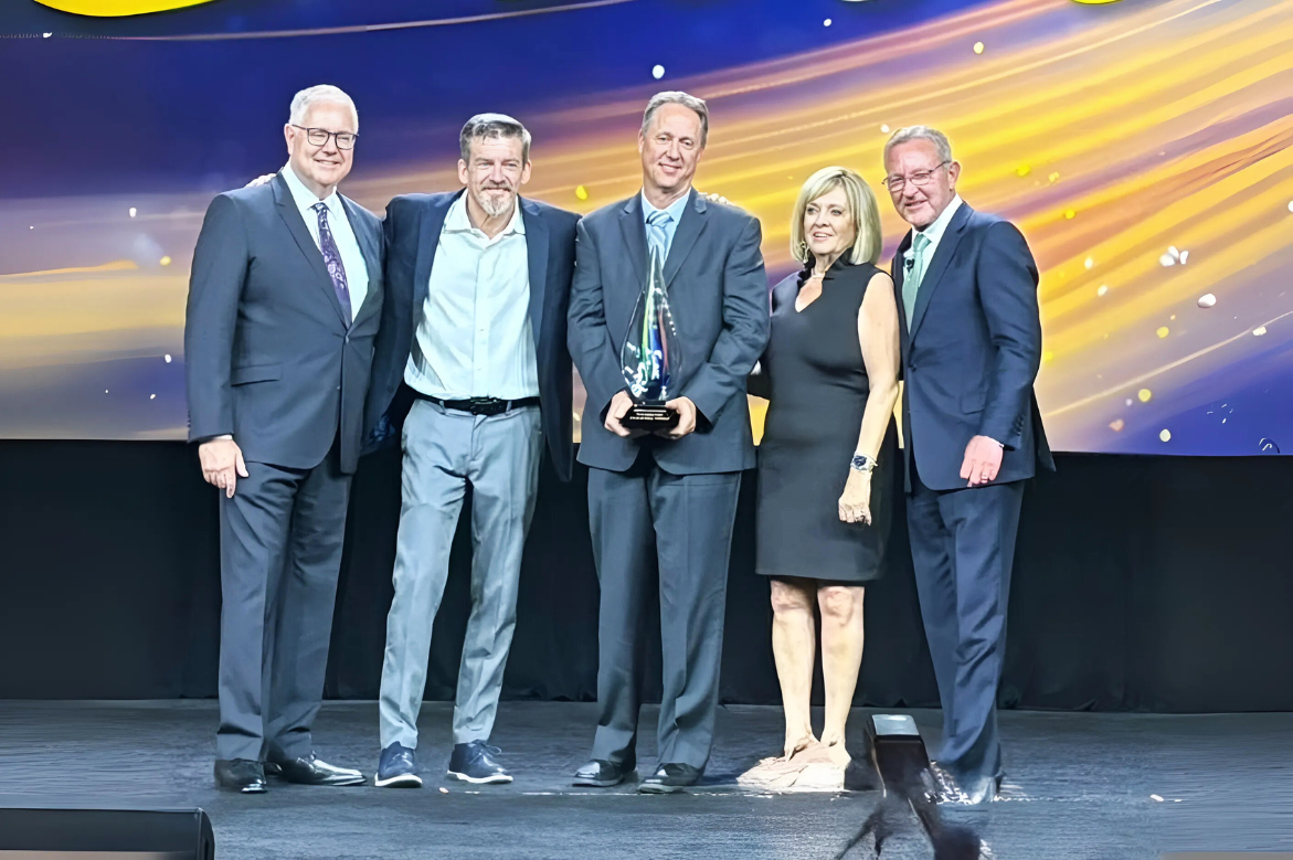OutsideAgents.com Wins Prestigious Golden Legacy Award At Travel Leaders Network EDGE Conference
