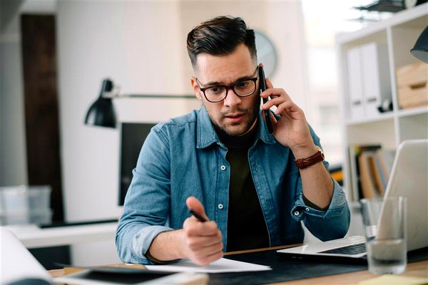 Travel advisor calmly handling a client concern by phone