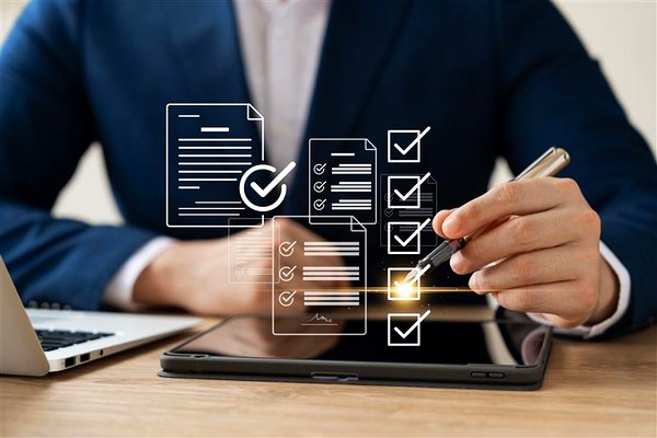 Travel advisor tracking client feedback and progress on a checklist