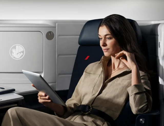 🌟 Exciting news for luxury travel! Air France has unveiled its new La Première Suites on the Paris-New York route! 🇫🇷✈️🗽 The Boeing 777-300ER, named after Epernay, now offers the ultimate in comfort across all cabins. Daily flights are available this summer, elevating the transatlantic travel experience to new heights! Please see the link in our bio to read the full article 🔗 #AirFrance #LuxuryTravel #LaPremieresuites #ParisToNewYork #TravelAgents #AviationNews #FirstClassTravel