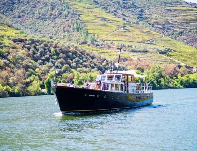 🚢✨ Exciting news for luxury river travel enthusiasts! Introducing Friendship I, a former Royal Navy vessel transformed into the epitome of opulence on Portugal's Douro River. This historic ship now offers an unparalleled journey through the stunning Douro Valley, blending rich heritage with modern luxury. Experience a taste of royalty as you cruise along one of Europe's most picturesque waterways! Please see the link in our bio to read the full article 🔗 #LuxuryRiverCruise #DouroValley #PortugalTravel #TravelAgents #UniqueExperiences #HeritageTravel #LuxuryTravel