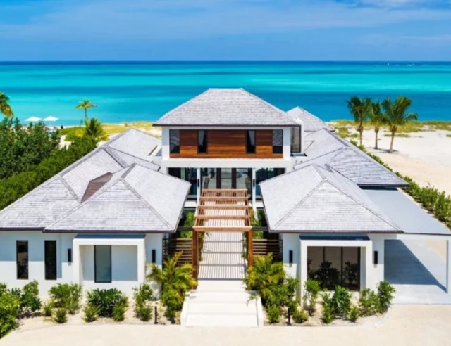 🌟 Exciting news for travel advisors! 🌟 Villas of Distinction is revolutionizing the luxury villa space with their unmatched bonus commission program! 💰✨ Get rewarded faster as they pay at time of deposit - the ONLY program of its kind in the industry! Elevate your clients' travel experiences and boost your earnings simultaneously. Don't miss out on this game-changing opportunity! Please see the link in our bio to read the full article 🔗 #TravelAdvisorWin #LuxuryVillas #CommissionBoost #TravelIndustryNews #VillasOfDistinction #TravelProfessionals